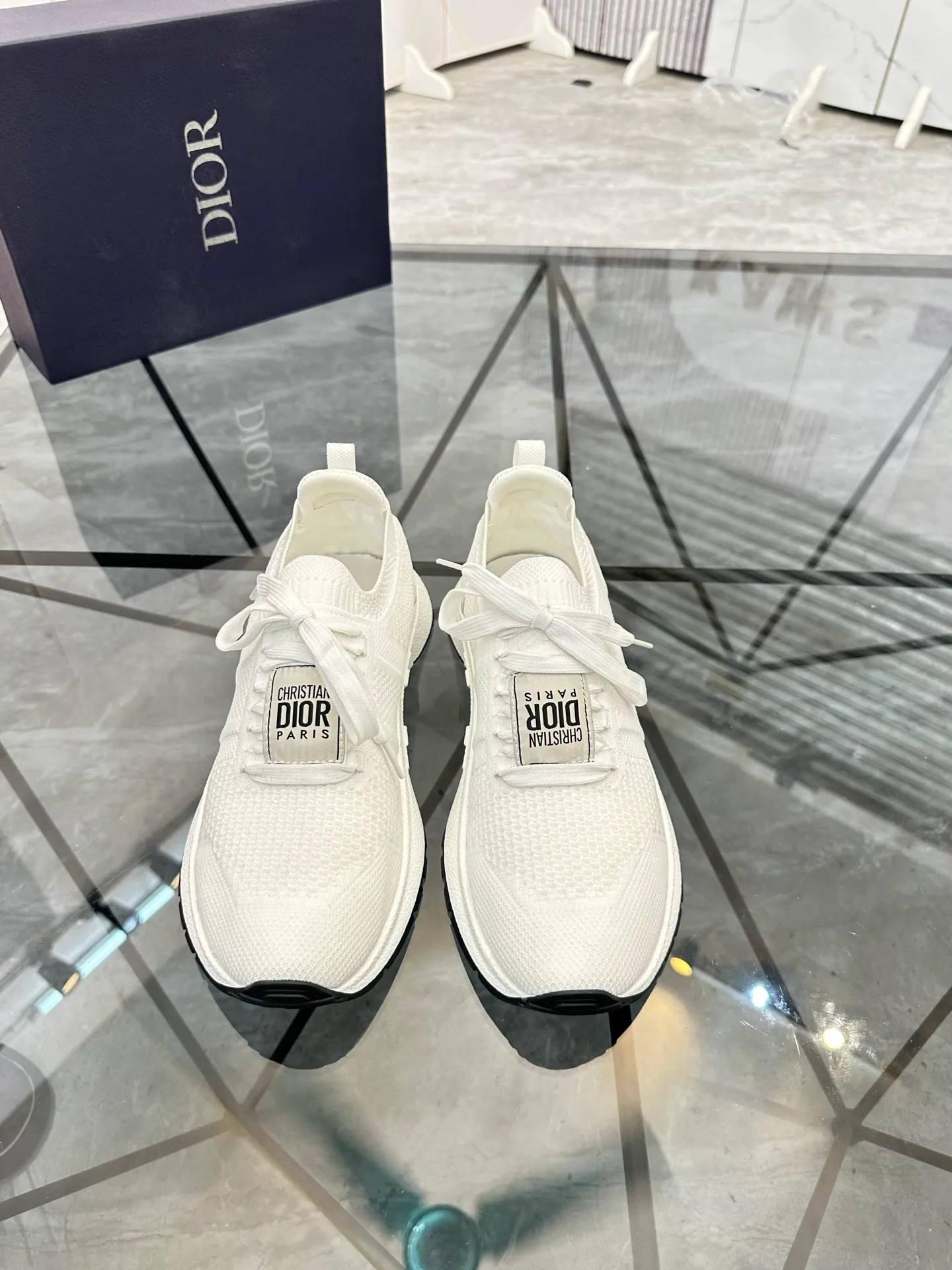 Selling men's shoes 💰: 💰P400¥ Product trademark: Dior* "Dior*" low-top casual shoes Regular size: 38-44 (can be customized to 45) Product materials: Imported breathable fly knit upper, breathable lining, original outsole. Number: 558